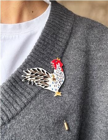 Horoz figürlü el yapımı porselen broş
