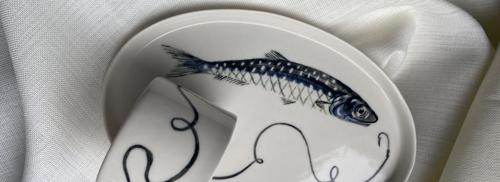 Mavi dal desenli servis tabakları, kâse ve vazodan oluşan sofra